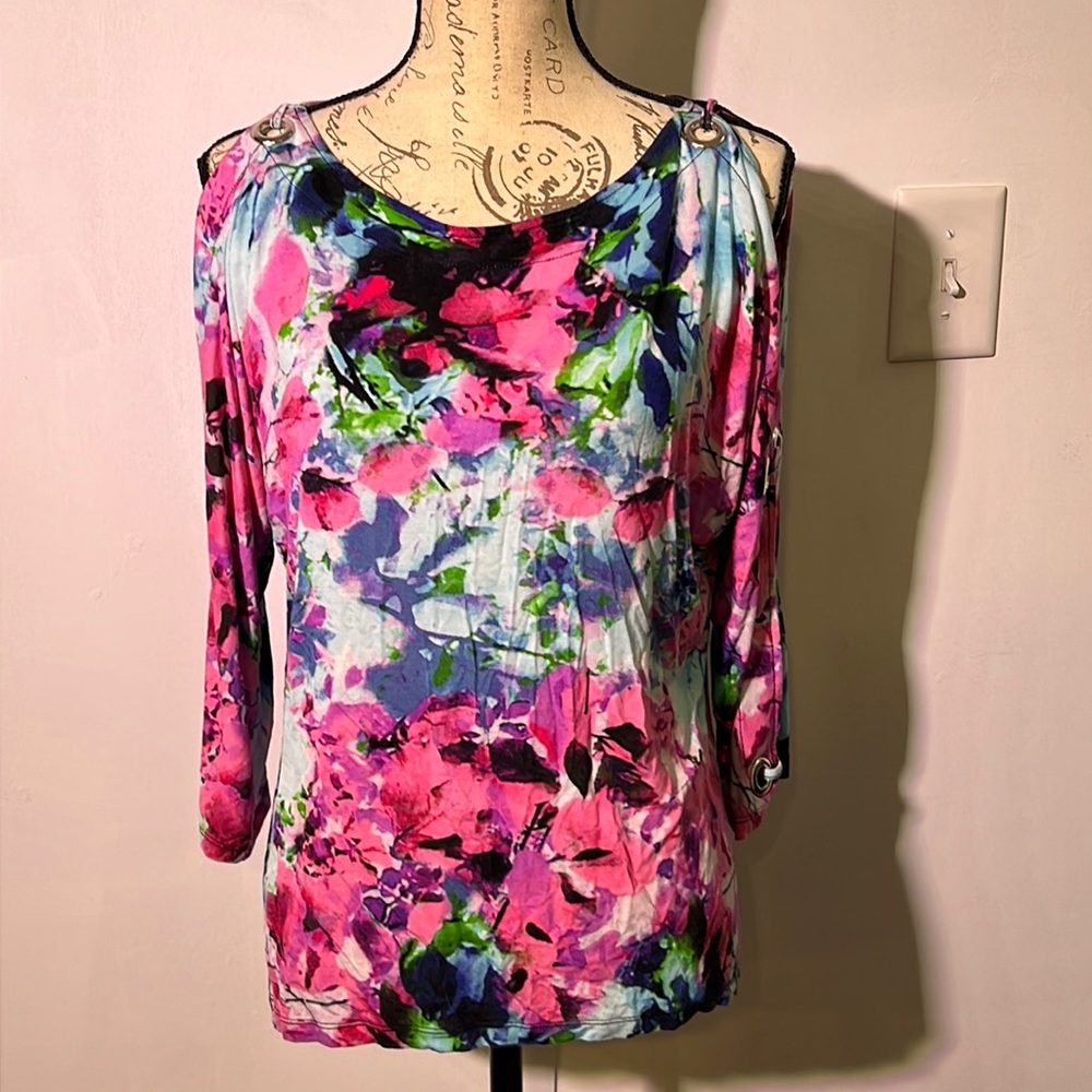 Floral grommet laced open sleeve top